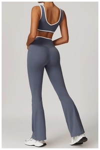 Vue arrière du pantalon de yoga élastique avec design galbant et bordures contrastées blanches
