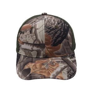 Detailansicht einer Camouflage-Mesh-Baseballkappe mit grünem, atmungsaktivem Netz