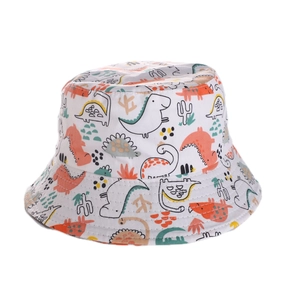 Dettaglio del cappello a secchiello in cotone bianco per bambini con dinosauri