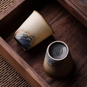 Set de tasses à thé en céramique artisanale sur plateau en bois avec émail de montagne