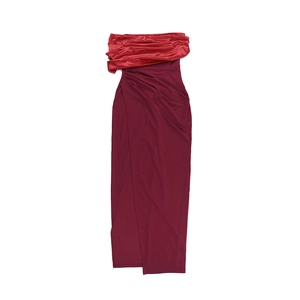 Détail d'une robe de soirée en soie rouge et bordeaux avec fente haute et surpiqûres contrastées