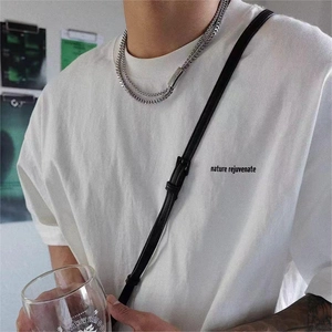 Détail d'un collier à double chaîne en acier inoxydable argenté avec fermoir magnétique