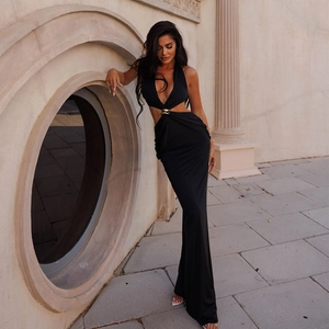 Détails d'une robe longue noire élégante à col en V profond avec découpes à la taille
