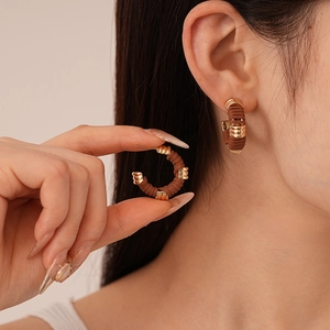 Boucles d'oreilles créoles C en similicuir style Maillard avec accents dorés vintage