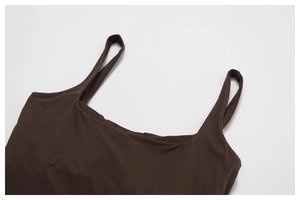 Gros plan du décolleté carré et coutures plates du gilet de yoga marron foncé