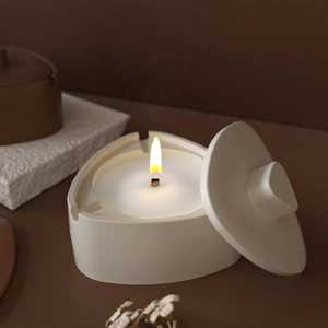 Bougie parfumée en forme de cœur dans un pot en céramique blanc mat avec couvercle