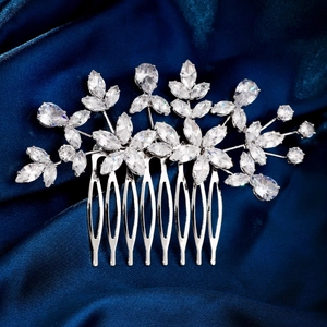 Détail d'un peigne à cheveux de mariée avec zircons marquise et motifs floraux argentés