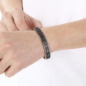 Vue détaillée du bracelet gothique oeil du diable avec motif radial et finition vintage