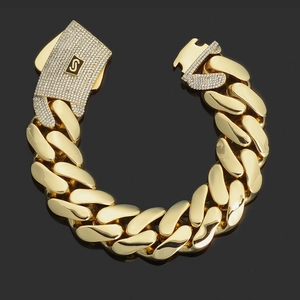 Dettaglio del bracciale a catena cubana in oro 14K con fibbia in zirconi e logo S