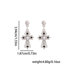 Vue détaillée de la boucle d'oreille croix avec perle et gemmes noires avec dimensions
