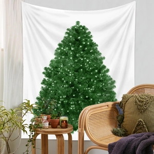 Dettaglio di un arazzo con albero di Natale appeso in un accogliente soggiorno in stile boho