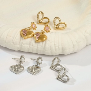 Lot de boucles d'oreilles en forme de cœur en or et argent avec pierres roses et blanches