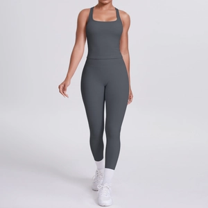 Détail du legging de yoga gris anthracite taille haute et brassière de sport
