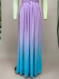 Détail d'une robe en mousseline dégradée avec taille haute plissée et tons violet bleu
