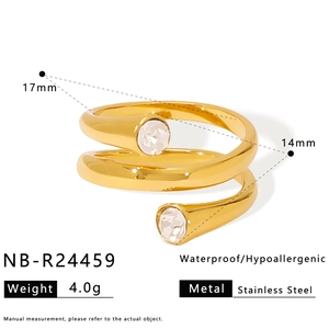 Vue détaillée d'une bague spirale dorée avec zircons et spécifications