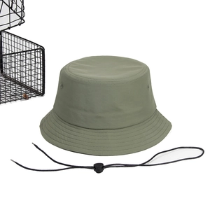 Detail eines armee-grünen Fischerhuts mit verstellbarem schwarzen winddichten Kinnband