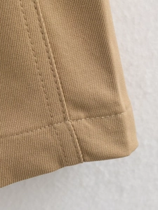 Détail du tissu sergé kaki montrant la double couture sur une veste pour femme