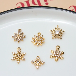 Set mit sechs vergoldeten Schneeflockenanhängern mit Zirkonia für DIY-Schmuckherstellung