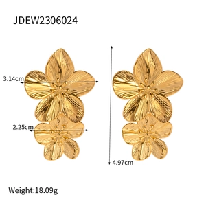 Gold stainless steel double flower earrings with brushed texture and dimensions