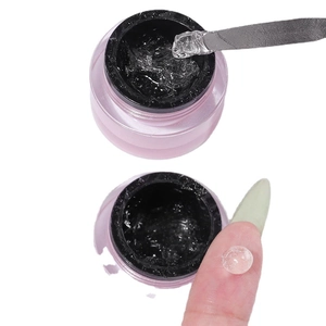 3D sculptuur nagelgel in roze potje toont heldere vaste textuur met spatel applicatie