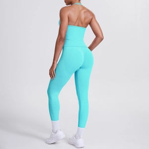 Detailansicht des helltürkisen Yoga-Sets mit Neckholder-Top und High-Waist-Leggings
