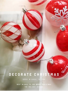 Détail de boules de Noël rouges et blanches avec des motifs de flocons peints