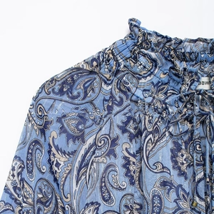 Camicetta in chiffon da donna con stampa paisley blu, scollo a balze e coulisse