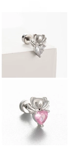 Dettaglio di orecchini a lobo koala con pietre a cuore e chiusura a vite in argento e rosa