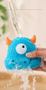 Anneau de dentition monstre bleu lavable en silicone sous un jet d'eau courante