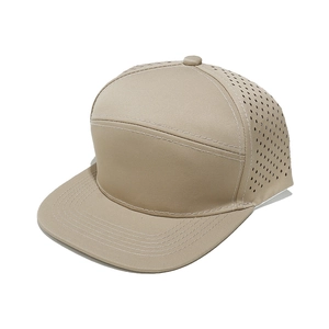 Detalle de gorra snapback caqui con malla perforada por láser y visera plana firme