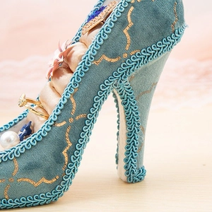 Retro peacock blue high heel ring holder with gold patterns for jewelry display