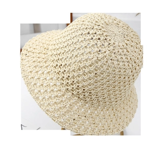 Gros plan du motif au crochet respirant sur un chapeau cloche d'été en paille beige