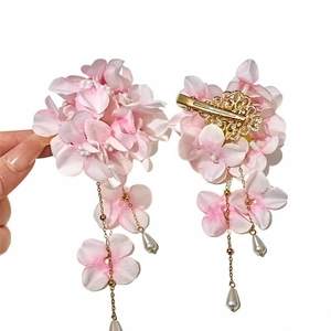 Raffinati fermagli per capelli fiori rosa in tessuto con nappe di perle e clip in oro.