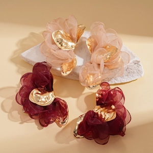 Boucles d'oreilles fleurs en mousseline pêche et bordeaux avec centre doré chic