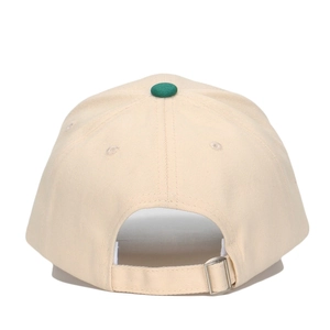 Vue arrière casquette enfant beige avec bouton vert et boucle réglable en métal