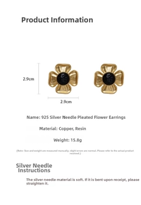 Macro detail of vintage floral earrings with dimensions 2.9cm and weight 15.8g