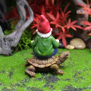 Tuinkabouter zittend op een schildpad van hars voor decoratieve buiten micro-landschappen