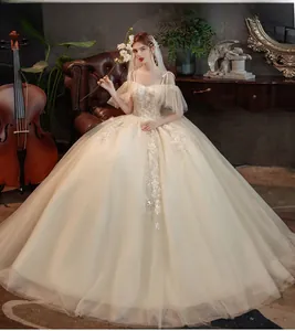Detail der Blumenstickerei und des Tülls an einem champagnerfarbenen Brautkleid