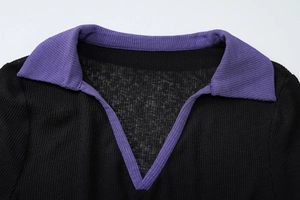 Détail du col violet contrasté et de la maille côtelée noire sur le haut chic
