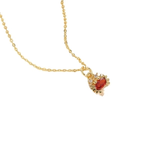 Collana con granchio dorato con grande pietra preziosa rossa e accenti in zircone lucente