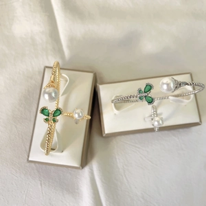 Adjustable 18k gold plated butterfly and pearl bracelets in gold and silver finish