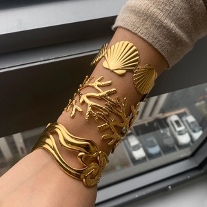 Set di tre bracciali rigidi in acciaio inossidabile dorato con design a corallo e conchiglia