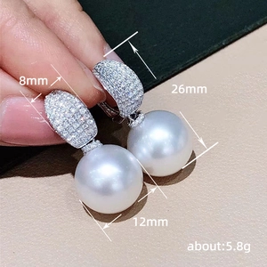 Elegantes pendientes de perlas blancas de 12mm con micro pavé de circonitas brillantes