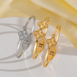 Detail von Kleeblatt Armbändern mit strahlender Textur und Federöffnungsdesign