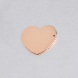 Detail van gepolijste roségouden hartvormige hanger, 1,5mm dik, met gat voor ophanging