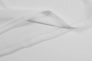Dettaglio delle cuciture e della trama del completo estivo bianco a due pezzi