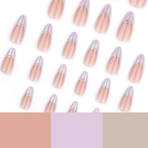 Faux ongles amande french avec pointes nacrées lavande et nœuds en ruban blanc