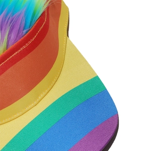 Détail du tissu sergé rayé arc-en-ciel avec bordure en fausse fourrure sur une casquette hip-hop