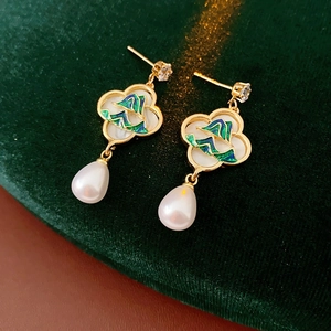 Détails de boucles d'oreilles chinoises avec paysage en émail et perles en forme de goutte