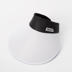 Détail de visière blanche à large bord avec bandeau noir et broderie CBAIQ fine